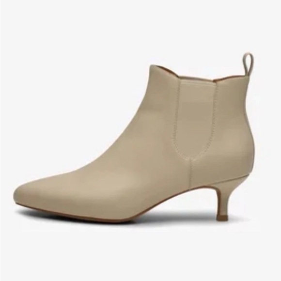 NEW BANANA REPUBLIC IVORY BEIGE TAUPE GENUINE LEATHER KITTEN HEEL CHELSEA BOOTS - Picture 1 of 15